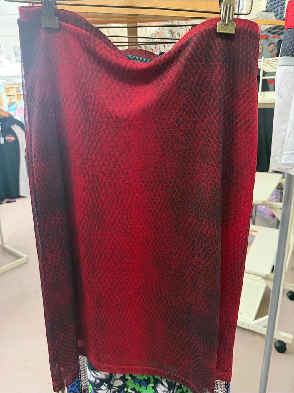 Express skirt with elastic waistband.